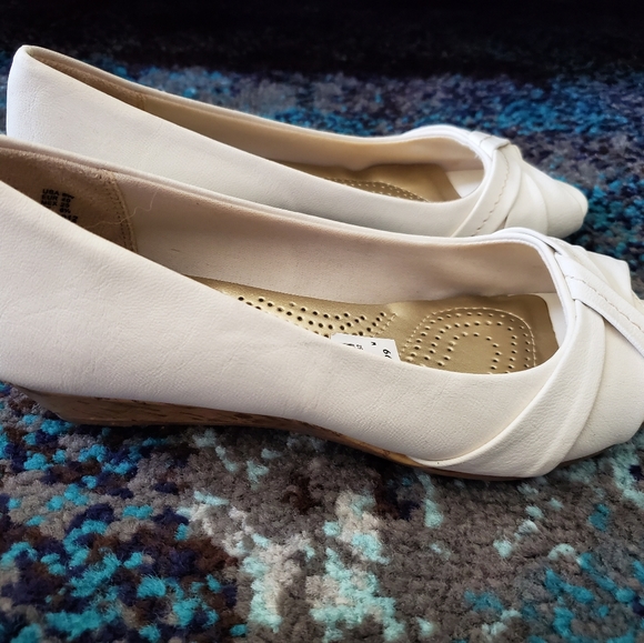 Dexflex Comfort Flats with Wedge Heel Cream 8W - Picture 4 of 8